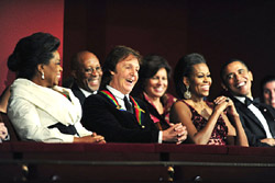 Президент США Барак Обама, первая леди США Мишель Обама, Сэр Пол Маккартни и Опра Уинфри в Кеннеди-центре