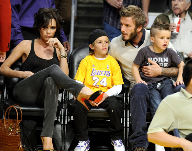Знаменитости на матчах НБА: Виктория и Дэвид Бекхэм с детьми на матче 'Лейкерс' в Лос-Анджелесе. Купить онлайн билеты на игры НБА (NBA) 'Los Angeles Lakers'! 'Los Angeles Lakers' Tickets Buy Online!