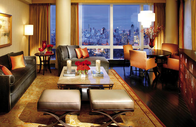 Отель 'Mandarin Oriental New York' (Мандарин Ориенталь Нью-Йорк) 5*. Гостиная в номере сьют с видом на Центральный парк