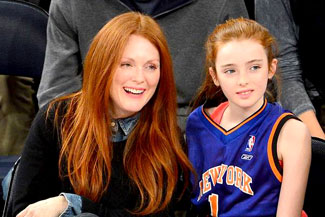 Знаменитости на матчах НБА: Джулианна Мур с дочерью (Julianne Moore)