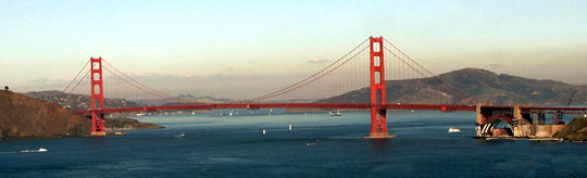 Мост 'Золотые Ворота' (Golden Gate Bridge), расположенный на входе в бухту Сан-Франциско, - одна из самых известных достопримечательностей Сан-Франциско.