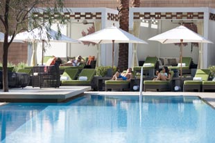 Отель 'Mandarin Oriental Las Vegas' (Мандарин Ориенталь Лас-Вегас) 5*+. Частная кабина для отдыха у бассейна.