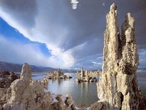 Моно-Лейк (Mono Lake), Калифорния. Причудливые соле-содовые пирамиды в духе Гауди особенно фантастичны на рассвете и на закате.