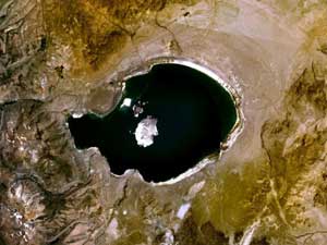 Достопримечательности окрестностей Лос-Анджелеса: Моно-Лейк (Mono Lake), Калифорния - вид из космоса.