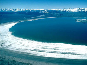 Моно-Лейк (Mono Lake), Калифорния - озеро в кратере вулкана. Солончаковая оторочка имеет ширину около 100 метров.